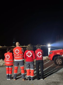 Imagen de personal de Cruz Roja en el Puerto de Alicante a la espera para atender a las personas a bordo de una patera interceptada.