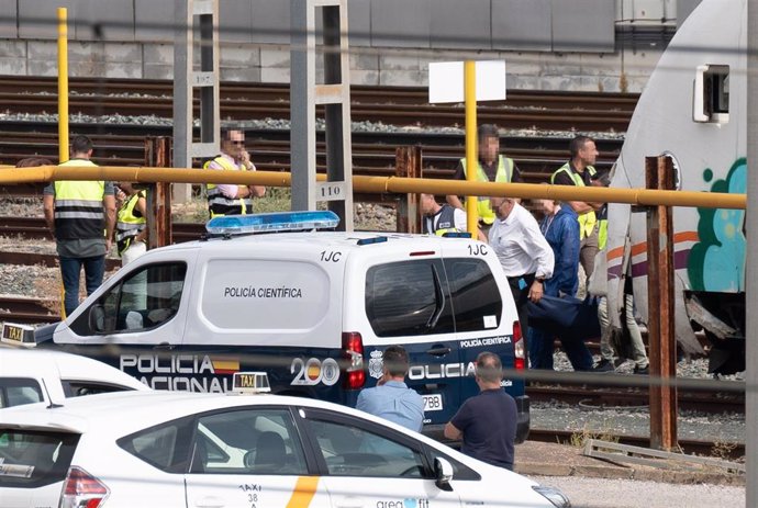 El cadáver de Álvaro Prieto es introducido en el coche fúnebre.