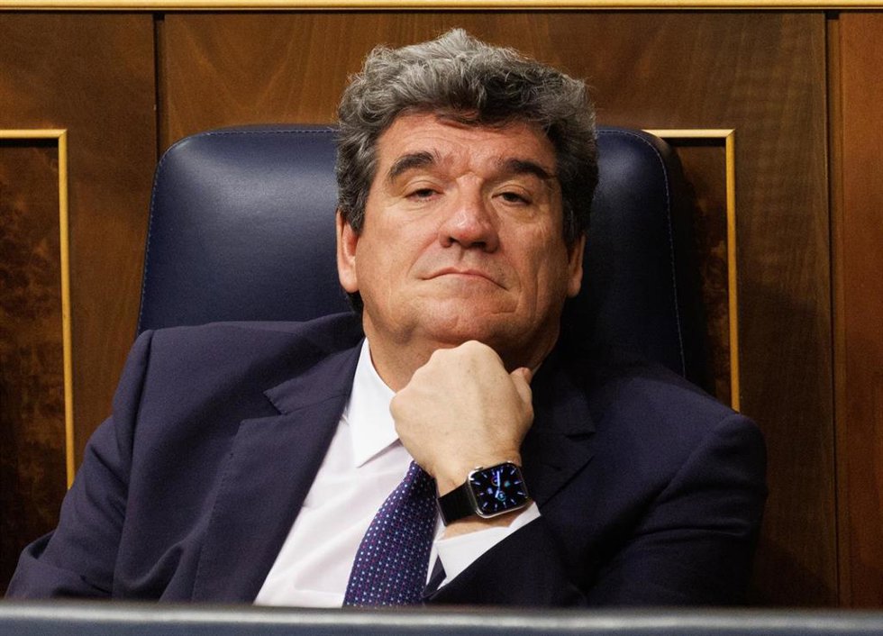 Archivo - El ministro de Inclusión, Seguridad Social y Migraciones, José Luis Escrivá, durante una sesión plenaria en el Congreso de los Diputados, a 30 de marzo de 2023, en Madrid (España).