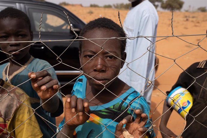 Archivo - Una niña tras una valla en la aldea de Ganguel, a 11 de enero de 2023, en Ganguel, Sokoto, Níger (África). El ministro de Asuntos Exteriores del Gobierno de España ha realizado un viaje a tres países de África donde ha anunciado que España tripl