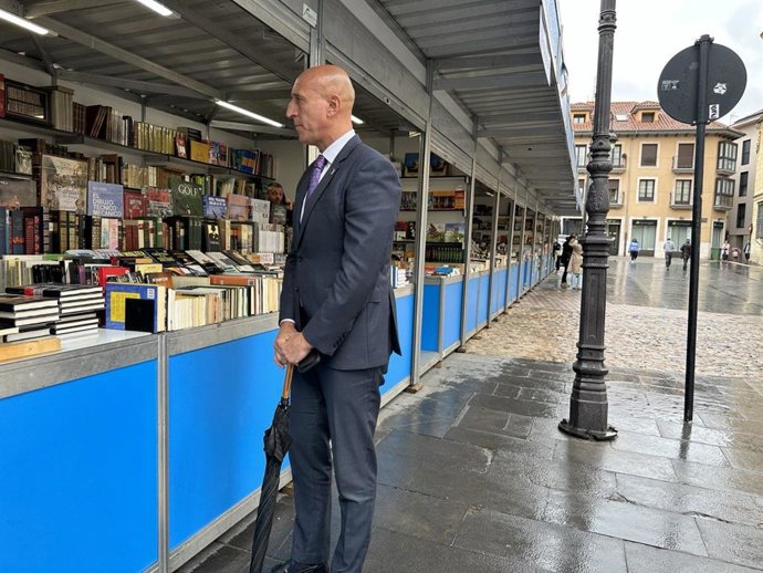 El alcalde José Antonio Diez visita uno de los puestos de la feria.