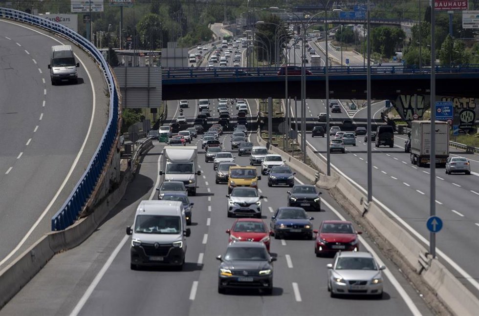 Archivo - Atasco en la autovía A-2 entre San Fernando de Henares y Torrejón de Ardoz, a 28 de abril de 2023, en Madrid (España). Hoy comienza el dispositivo especial que la Dirección General de Tráfico pone en marcha con motivo del puente de mayo, y que
