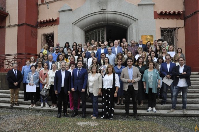 Entrega final de los diplomas a las personas que se han formado como auxiliares de ayuda a domicilio y de reconocimientos a los ayuntamientos que se han acogido al Programa de Atención a Mayores puesto en marcha por la Diputación de Ciudad Real