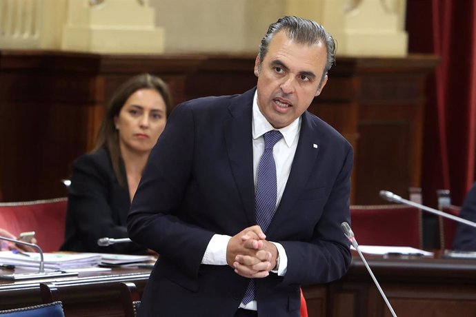 Archivo - El conseller de Educación y Universidades, Antoni Vera durante una sesión de control en el Parlament balear. Al fondo, la portavoz de Vox, Idoia Ribas.