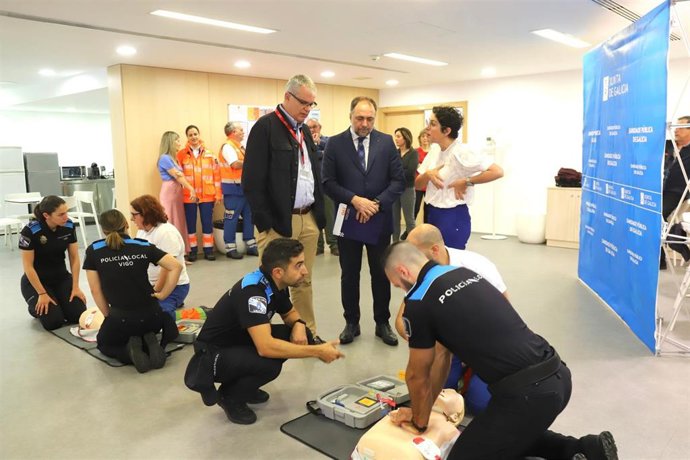 El conselleiro de Sanidade, Julio García Comesaña, el director xeral de Emerxencias e Interior, Santiago Villanueva Álvarez, y la directora de Urxencias Sanitarias de Galicia-061, Adriana Regueira.