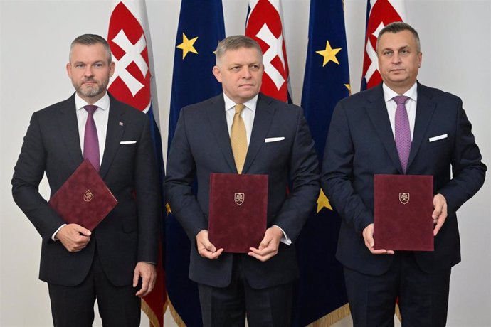 El ex primer ministro eslovaco Robert Fico junto con el líder de Voz-Socialdemocracia, Peter Pellegrini, y el prorruso líder del Partido Nacional Eslovaco (SNS), Andrej Danko