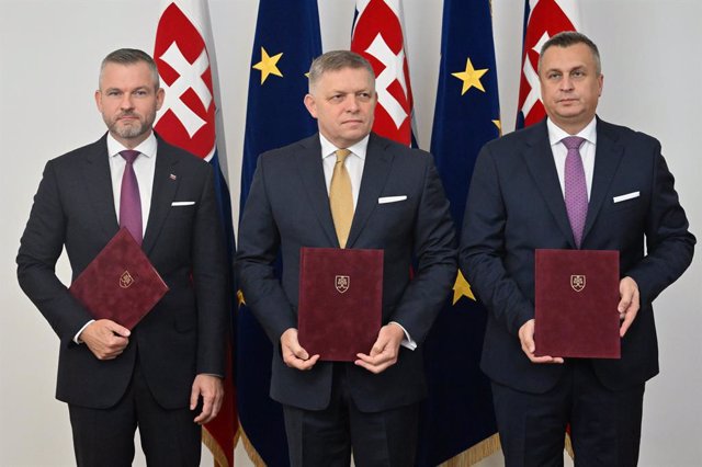 16 October 2023, Slovakia, Bratislava: (L-R) Leader of social democrats (HLAS-SD) party, Peter Pellegrini, leader of Direction-Slovak Social Democracy (SMER-SD) party, Robert Fico, and leader of the Slovak National Party (SNS) Andrej Danko pose after sign