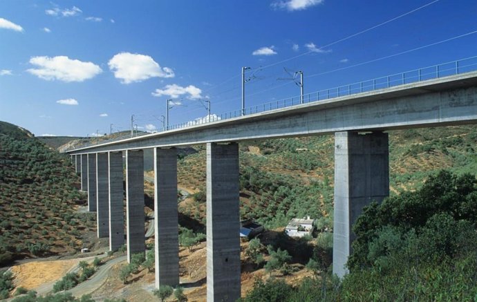 Viaducto de la línea de AVE Sevilla-Madrid a su paso por la provincia de Córdoba.