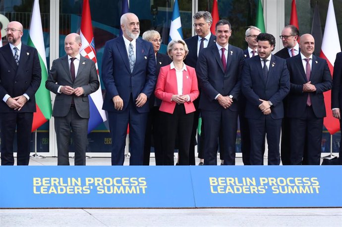 El presidente del Gobierno en funciones, Pedro Sánchez, durante la cumbre de líderes europeos del Proceso de Berlín junto a la presidenta de la Comisión Europea, Ursula Von der Leyen y el presidente del Consejo, Charles Michel.