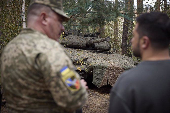 October 3, 2023, Kupyansk-Lyman, Kharkiv Oblast, Ukraine: Ukrainian President Volodymyr Zelenskyy, right, views a German-made Leopard 2 tank with the 21st separate mechanized brigade during a visit to the frontlines in the Kharkiv region, October 3, 202