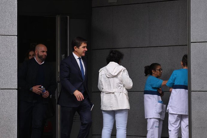 El presidente de BBVA, Carlos Torres (2i), a su salida tras declarar en la Audiencia Nacional por el caso Villarejo, a 16 de octubre de 2023, en Madrid (España). El juez de la Audiencia Nacional Manuel García Castellón, que investiga los encargos real