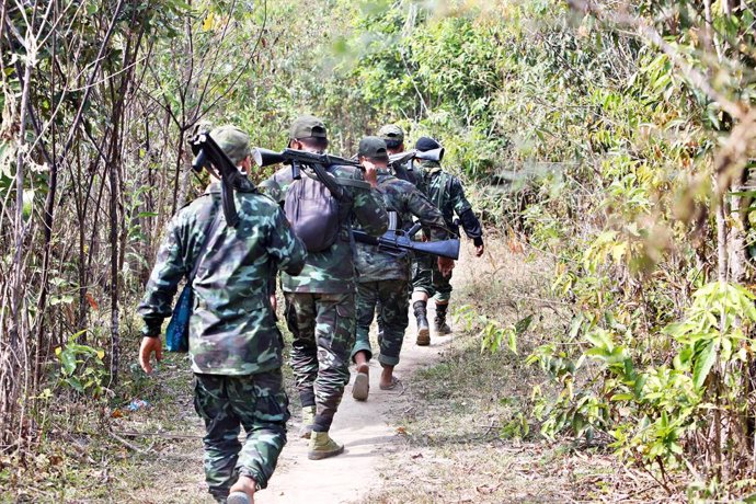 Archivo - February 18, 2022, Karen Sate, Myanmar: Driven to the last remaining village before reaching the Burmese military outpost they intend to attack, Karen National Liberation Army (KNLA) fighters, begin the long hike to their overwatch position at t