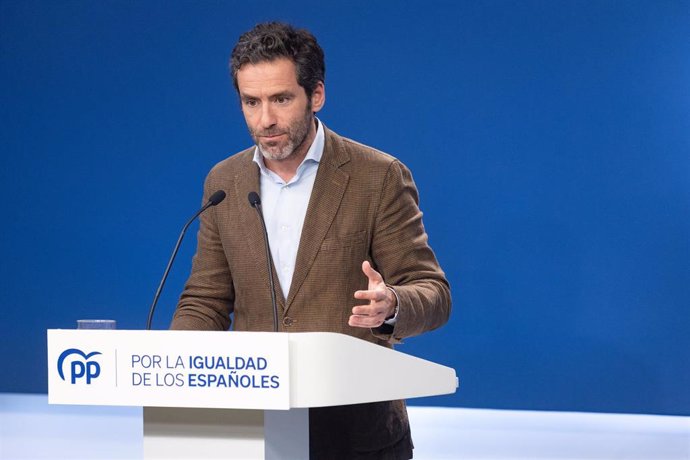 El portavoz del PP y vicesecretario de Cultura y Sociedad Abierta, Borja Sémper, durante una rueda de prensa posterior a la reunión del Comité de Dirección del Partido Popular, a 16 de octubre de 2023, en Madrid (España). Durante su comparecencia, Sémpe