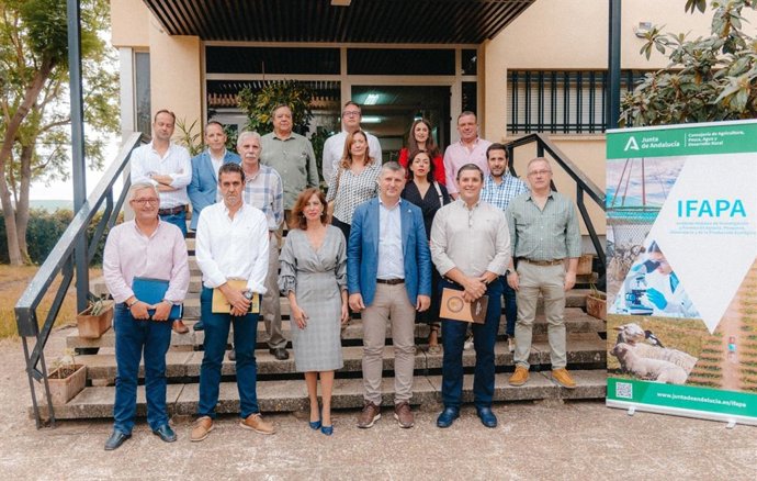 El delegado de Agricultura, Pesca, Agua y Desarrollo Rural de la Junta, Francisco Acosta (centro), en la entrega resoluciones de Fondos Operativos a las Organizaciones de Productores de Frutas y Hortalizas.