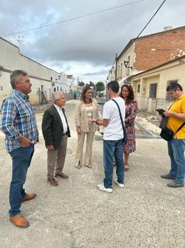 La delegada territorial de Justicia, Administración Local y Función Pública, Raquel López (centro), en su visita a La Montiela.
