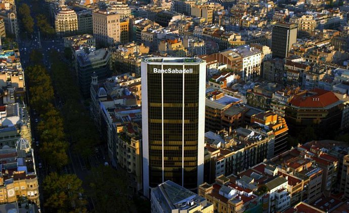 Archivo - Edificio del Banco Sabadell