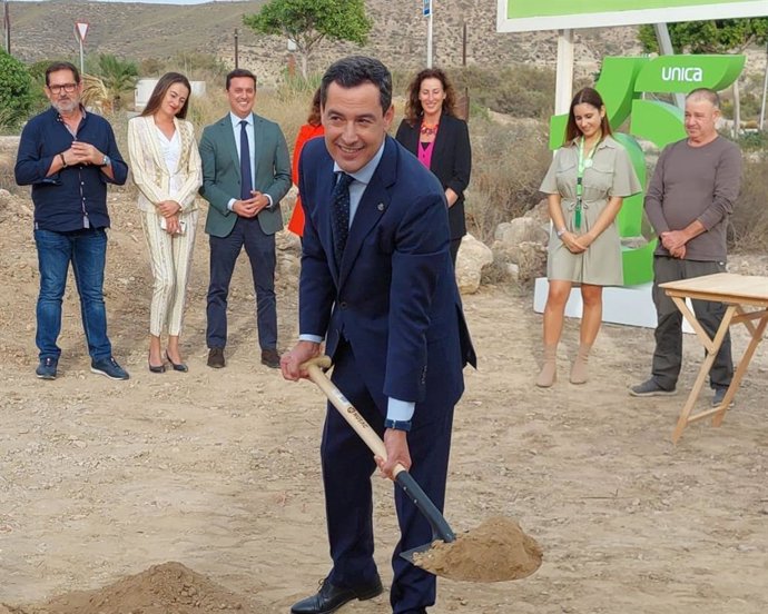 El presidente de la Junta de Andalucía, Juanma Moreno, participa en la primera piedra del nuevo centro de investigación de Unica Group en el PITA de Almería.