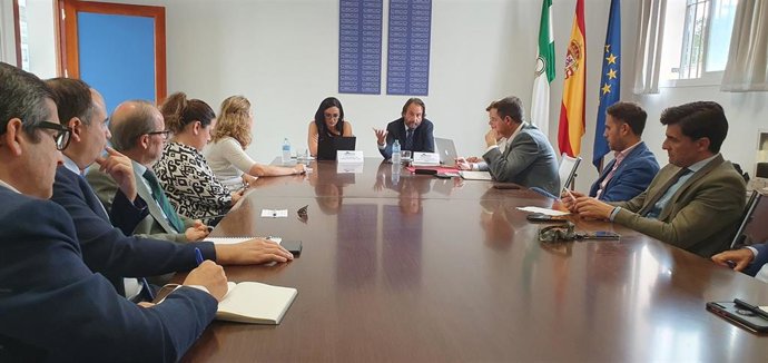 García-Ibarrola (al fondo), interviene durante la reunión con la Comisión de Turismo.