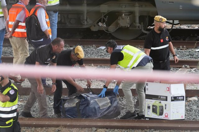 La policía, bomberos y la UME, despliegan el dispositivos para sacar el cadáver de Alvaro Prieto entre dos trenes cerca de la estación de Santa Justa. A 16 de octubre de 2023, en Sevilla (Andalucía, España). La Policía Nacional ha confirmado la aparición 