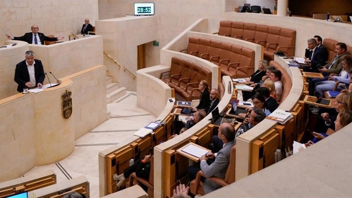 Comparecencia en el Parlamento del consejero Luis Ángel Agüeros con los diputados del PSOE ausentes en el Pleno