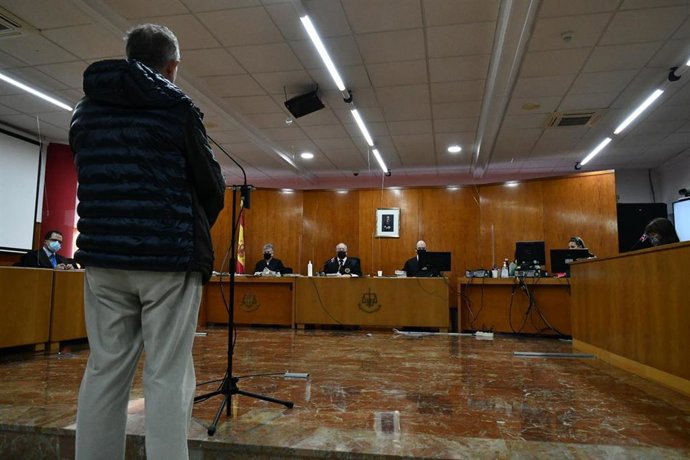 Archivo - El exprofesor del Colegio San Agustín, identificado como A.D.B, declara durante un juicio como acusado por presuntos delitos sexuales, en la Sección VI Audiencia Provincial de Cádiz en Ceuta