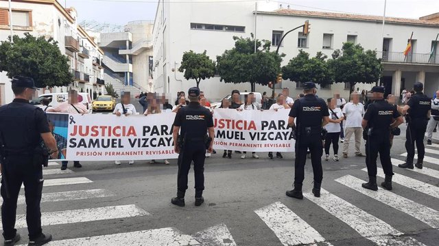 Familiares y amigos de una de las víctimas protestan antes del juicio en la Audiencia Provincial de Huelva.