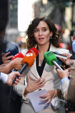 Archivo - La presidenta de la Comunidad de Madrid, Isabel Díaz Ayuso, ofrece declaraciones a los medios en la zona de la Quinta Avenida. Archivo.