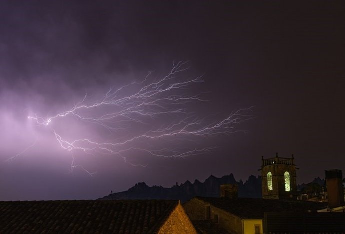 Registran el rayo más largo de los últimos diez años en Catalunya en el Delta del Ebro