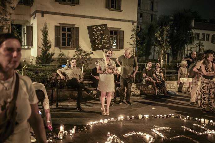  Israel, Tel Aviv: People take part in a protest calling for the resignation of the Israeli Prime Minister Benjamin Netanyahu and to bring kidnapped people by Hamas back home. 