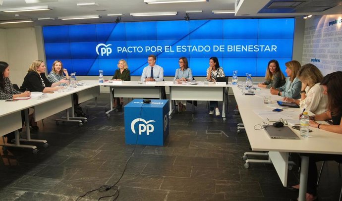 El líder del PP, Albeto Núñez Feijóo, y la vicesecretaria de Políticas Sociales, Carmen Fúnez, se reúnen con consejeras y responsables de Políticas Sociales autonómicas del PP.