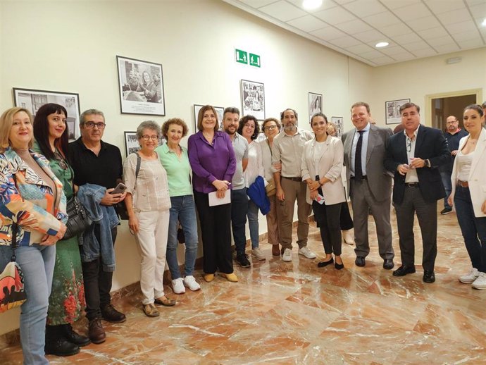 Responsables de CCOO Córdoba y representantes institucionales en la inauguración de la muestra.