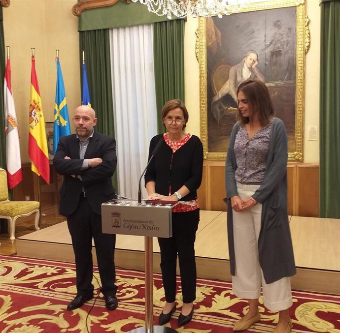 Rueda de prensa de la alcaldesa de Gijón, Carmen Moriyón (Foro), acompañada de los ediles de Medio Ambiente y de Hacienda, Rodrigo Pintueles y María Mitre, respectivamente.