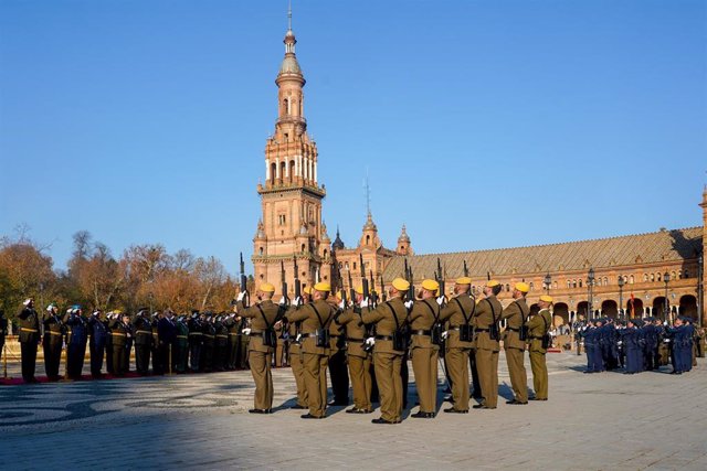 Archivo - Imagen de archivo de un desfile militar en la Plaza de España.