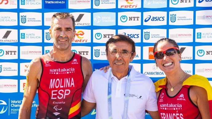 Dani Molina y Marta Francés junto al presidente de la Federación Española de Triatlón, José Hidalgo
