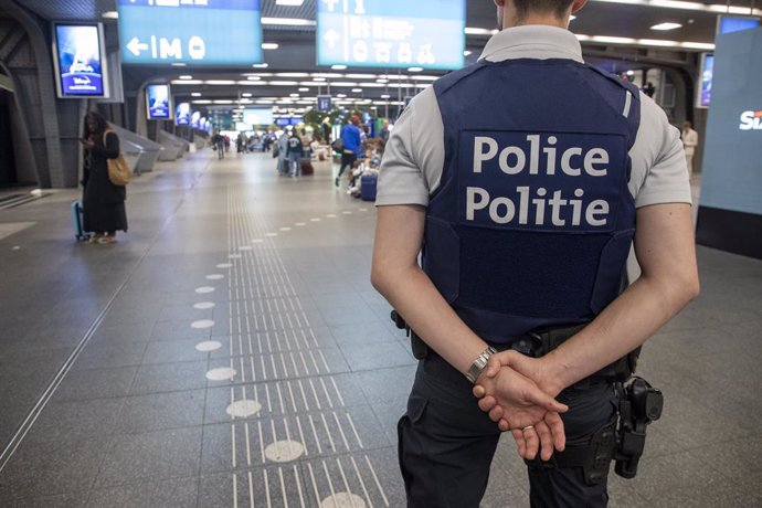 Archivo - August 26, 2023, BRUSSELS, Belgium: Illustration picture shows police officers during a police action related to crime and anti-social behaviour in and around Brussel-Zuid/ Bruxelles-Midi Brussels South Railway Station, Saturday 26 August 2023