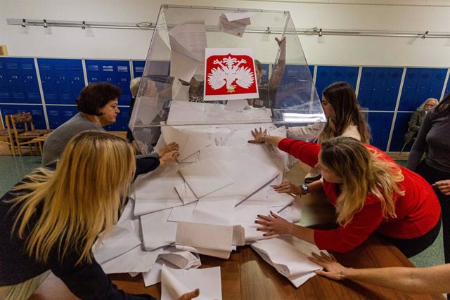 15 October 2023, Poland, Wroclaw: Election commission staff separate ballot papers to count votes at a polling station during the 2023 Polish parliamentary election. Photo: Krzysztof Zatycki/SOPA Images via ZUMA Press Wire/dpa