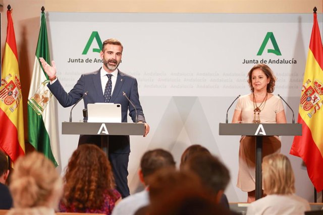 El consejero de Sostenibilidad, Medio Ambiente y Economía Azul de la Junta de Andalucía y portavoz del gobierno, Ramón Fernández-Pacheco (i) y la consejera de Salud y Consumo, Catalina García(d), durante la intervención tras el Consejo de Gobierno andaluz