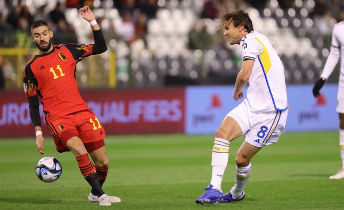 16 October 2023, Belgium, Brussels: Belgium's Yannick Carrasco (L) and Sweden's Albin Ekdal battle for the ball during the UEFA Euro 2024 Qualifying Group F soccer match between Belgium and Sweden at King Baudouin Stadium. Photo: Virginie Lefour/Belga/d