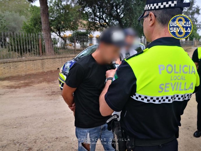 La Policía somete al conductor a la prueba de alcohol