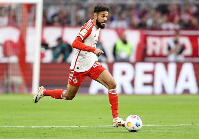 El lateral marroquí Noussair Mazraoui durante un partido del Bayern