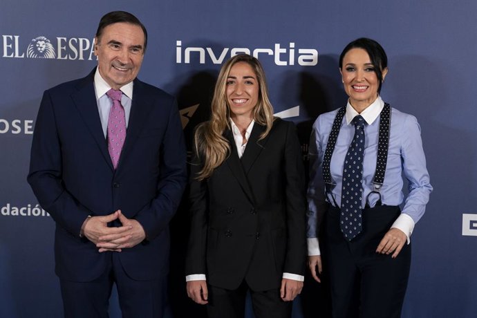 El director de El Español Pedro J. Ramírez, la jugadora del Real Madrid Olga Carmona y Cruz Sánchez de Lara, durante la entrega de premios Los Leones de EL ESPAÑOL 2023, en su VIII aniversario, en el NH Collection Real Casino de Madrid, a 16 de octubre 