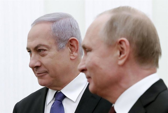 Archivo - El primer ministro de Israel, Benjamin Netanyahu, y el presidente de Rusia, Vladimir Putin