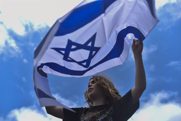 October 16, 2023, Rio de Janeiro, Brazil: Walk in support of Israel takes place in Copacabana, south of the city. The demonstration was attended by hundreds of people. The walk was called by the Israeli Federation of the State of Rio de Janeiro (Fierj). H