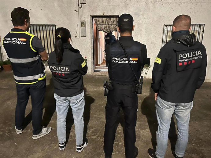 Agents de la Policia Nacional i els Mossos d'Esquadra.