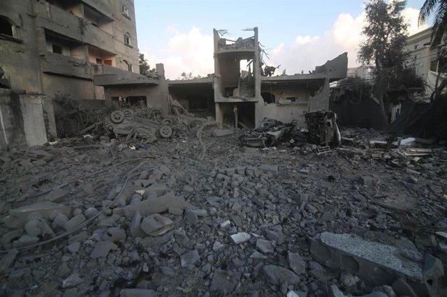 Ruinas de un edifico en la Franja de Gaza como consecuencia de los bombardeos israelíes