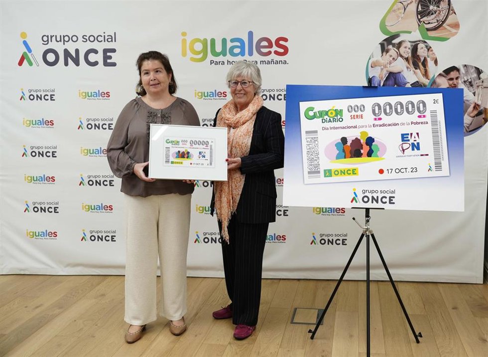 La consejera general de Coordinación Institucional y Movimientos Sociales de la ONCE, Bárbara Palau, y la vocal de la Comisión Permanente de (EAPN-ES), Gloria Bombín.