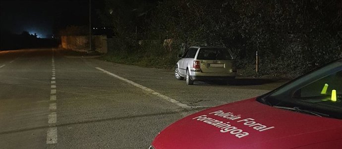 Una patrulla de Policía Foral junto al vehículo interceptado