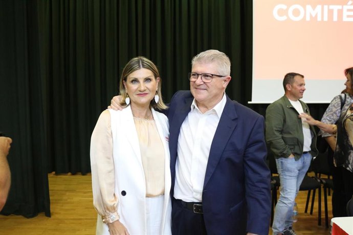 EL secretario general del PSOE de la Región de Murcia, Pepe Vélez, y la candidata a senadora autonómica, María Dolores Flores, En el Comité Regional