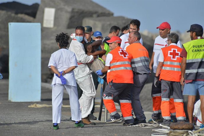 Los servicios sanitarios reciben una patera, en el muelle de La Restinga, a 8 de octubre de 2023, en El Hierro, Islas Canarias (España). Durante el día de hoy, 8 de octubre, han llegado a la isla de El Hierro un total de 376 inmigrantes. Esta madrugada,