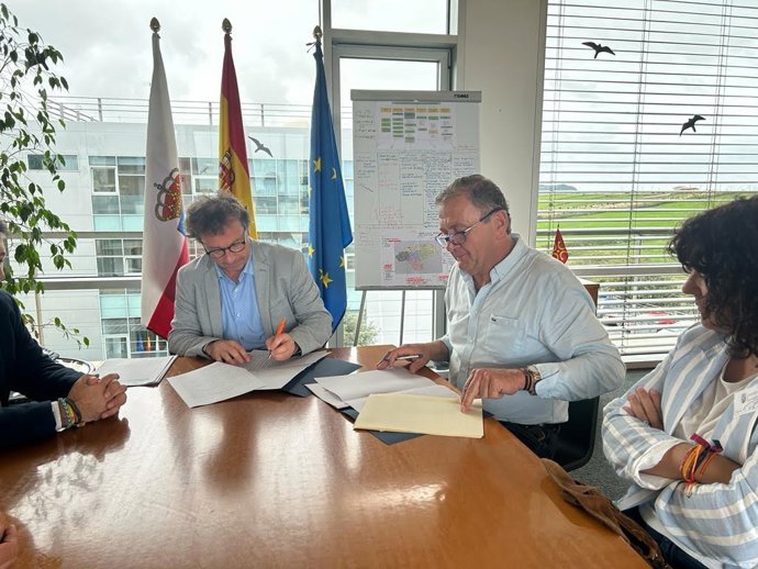 Firma del convenio entre el consejero de Gandería, Pablo Palencia, y la Federación de Criadores de Razas Cárnicas